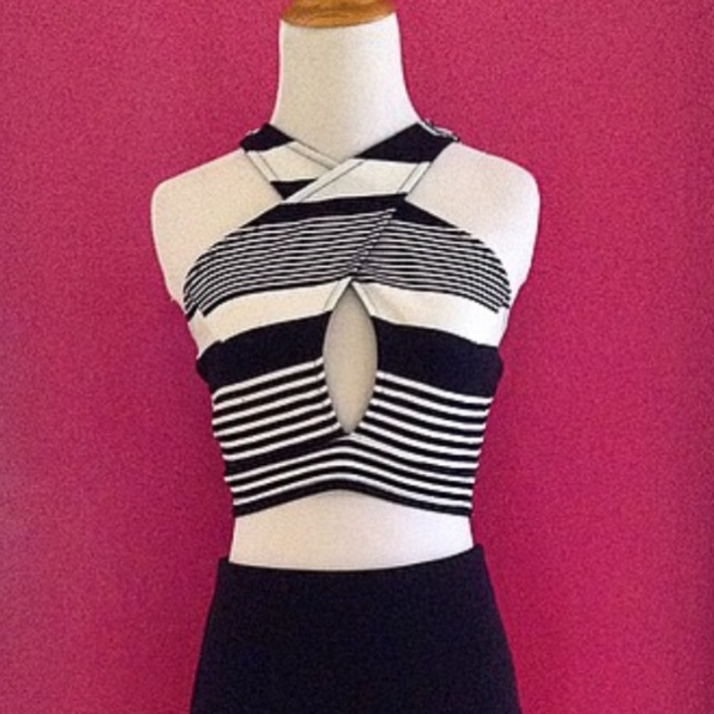 Black and white key hole crop top